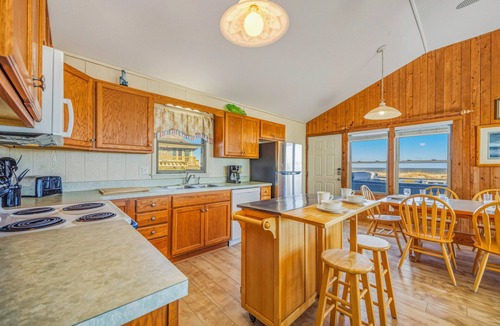 Avon House | Oceanfront Bella Beach Box - Dog Friendly w/Hot Tub and Direct Beach Access