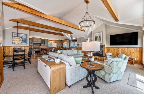 Duck House | Oceanfront, elevator, pool, hot tub, walk to shops. Friday check in.