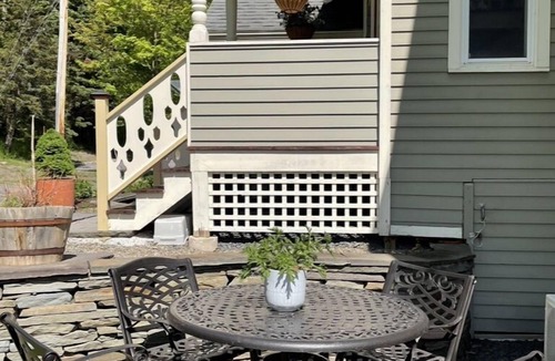 Tannersville Apartment | One Bedroom Apartment Overlooking Main Street, sleeps 3