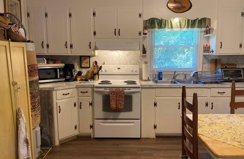 Callands-Gretna House | Peaceful, Country, Pet Friendly Getaway - Minutes from Smith Mountain Lake Dam