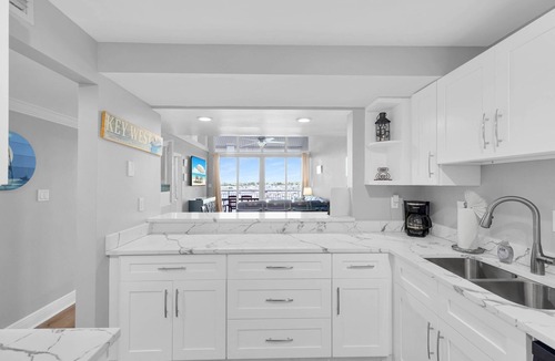 Meadows Condo | Penthouse Waterfront Dock Pool Condo Near Duval St