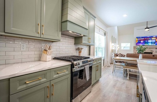Emerson House | Pet-Friendly 4BR 5 Min to LakePoint with TV Room
