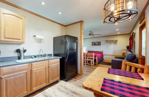 Murphysboro Apartment | Pet Friendly! Couples Retreat in Southern Illinois