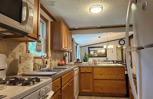 Green Creek House | Pet-Friendly Family Escape- Minutes to Wildwood! Fire-pit Sleeps 5