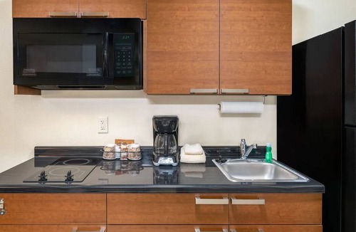 Lithia Springs Hotel | Pet-Friendly Room w/Full Kitchen Near Top Downtown Atlanta Attractions