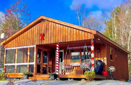 Smiths Corner Cottage | Pinecone Cottage Hot Tub & Projector at Falls Lake