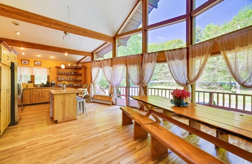 Tafton House | Pocono Chalet ~ Sauna ~ Hot Tub~ Game Room ~ Fireplaces
