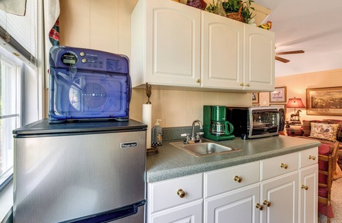 Kilmarnock Apartment | Pool Access! Cozy Couple's Getaway in Kilmarnock
