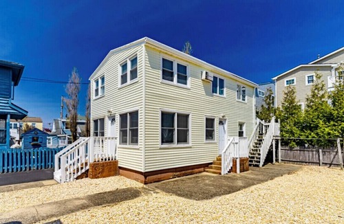 Ortley Beach Apartment | PREMIER HOST-2BR SEASIDE PARK SUITE 571, One Short Block to Beach, Kit, Liv Room