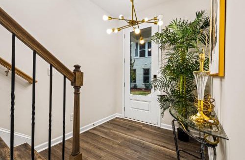 Hapeville House | Price Cut, New Lux Home 5 mins to Airport , 15 min to Downtown, 25 min to Buckhead with 3 beds and 3 baths