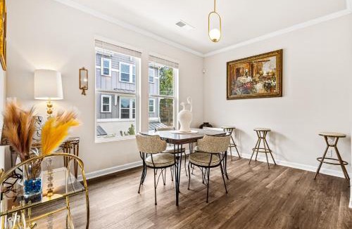 Hapeville House | Price Cut, New Lux Home 5 mins to Airport , 15 min to Downtown, 25 min to Buckhead with 3 beds and 3 baths