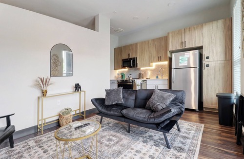 North Burnet Apartment | Prime Sleek 1BR Studio Near DT & Domain With Pool, Gym and Free Parking