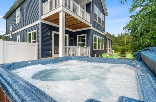 Miami Park House | Private Beach, Hot Tub, Basketball Court, Fire Pit, Screened Porch & SO Much More!