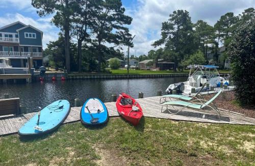 Colington Harbour House | Private Boat Dock: Fun OBX Family Getaway w/Deck