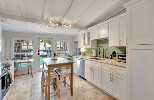 West Palm Beach House | Private Boutique Bungalow Resort/KING Beds/Heated Salt Water Pool/Tiki/BBQ