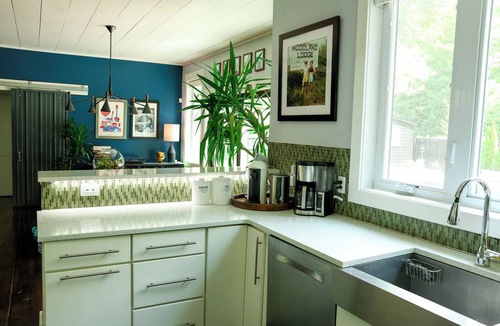 Mount Tremper House | Private Catskills retreat with pool, hot tub, fenced yard & cozy design. Near Woodstock & Phoenicia with hiking, great WiFi, Peloton & remote-work setup. Ideal for families or creatives. 30-day minimum. Dogs welcome.