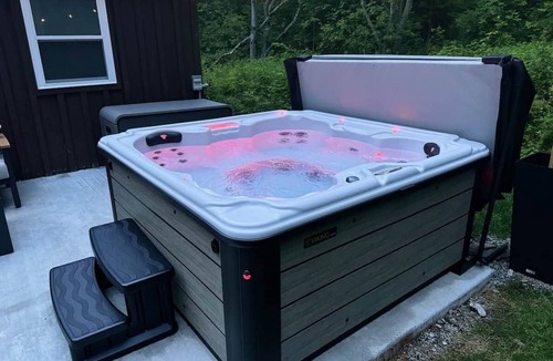 Thompson House | Private Cottage with Hot Tub Near Elk Mountain