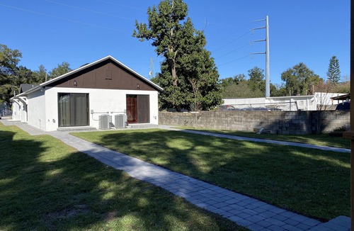 Wadeview Park House | Private duplex with queen bed and pull out couch