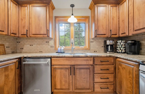 Cascade-Chipita Park Cottage | Private Family Home w/Large Patio, Hot Tub, Fire Pit by Forest & Peak Retreats
