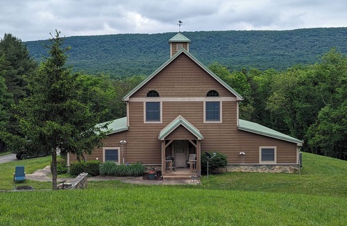 Berkeley Springs Cabin | Private, light filled retreat space. with your own pickleball court!
