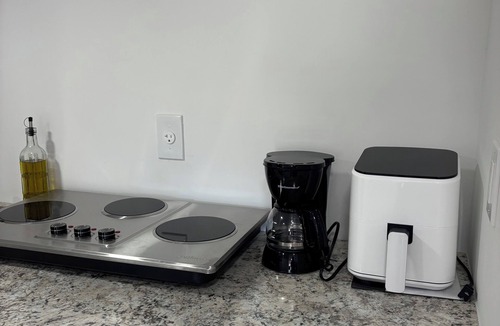 Taylors Apartment | Private/Modern Cozy studio near GSP airport &BMW
