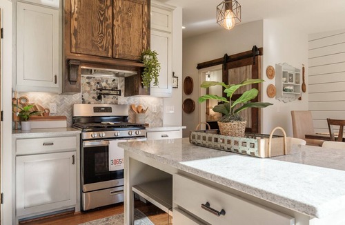 Monroe House | Private Pool & Hot-tub! Walk Downtown; Large Porch; King Beds; Spacious