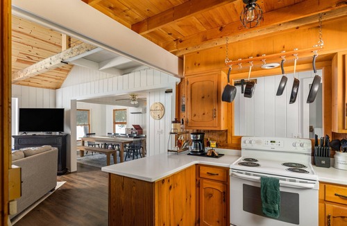 Central Lake Cottage | Private Sandy Beach, Dock, Kayaks, Canoe & Paddleboat | Sleeps 12 | Dog Friendly