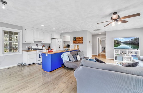 Weems House | Private Waterfront Retreat w/Pier, Kayaks, Game Room & 4 miles from Kilmarnock!