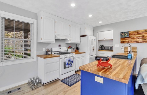 Weems House | Private Waterfront Retreat w/Pier, Kayaks, Game Room & 4 miles from Kilmarnock!