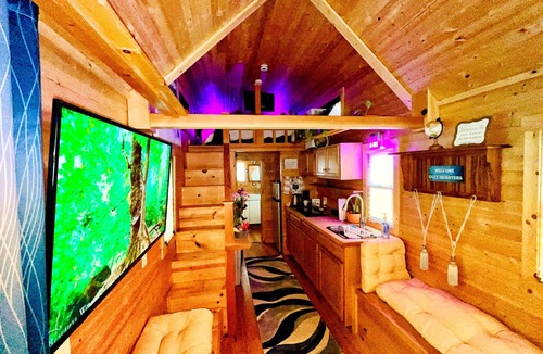 Sandtown Cabin | Quaint & Spacious Tiny House: Gorgeous Decor, Near ATL Airport, Midtown & Sports
