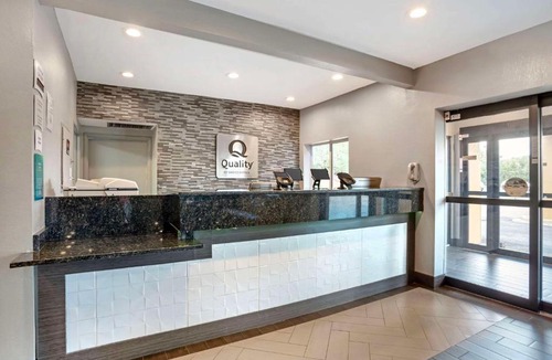 Crestline Heights Hotel | Quality Inn & Suites Birmingham - Highway 280