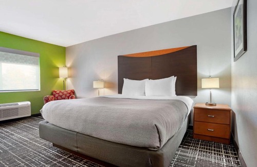 Crestline Heights Hotel | Quality Inn & Suites Birmingham - Highway 280