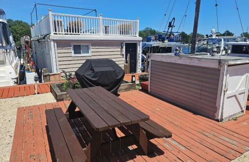Forked River Boat Rental | Recluse Floating Waterfront Escape