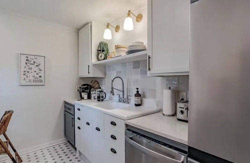 Hannon Park Apartment | Red Door Loft, Steps from Dauphin Street, Historic Mobile Boutique 2BR