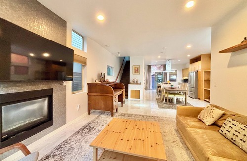 Minor House | Red Gem - Modern 4 Beds Capital Hill House with Rooftop Views