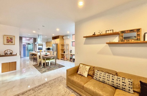 Minor House | Red Gem - Modern 4 Beds Capital Hill House with Rooftop Views
