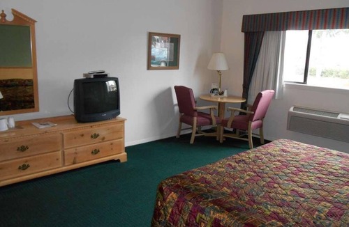 Enumclaw House | Relax and Unwind at Guesthouse Enumclaw! Pet-friendly Property, Free Parking