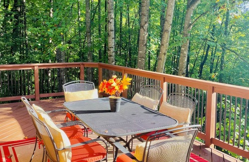 Lovingston Cabin | Relax in Nature's Beauty: Private Log Cabin w/two Spacious, Open Living Areas