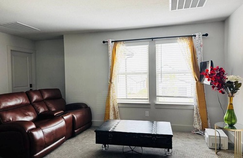 Lincoln Park House | Relaxing Pond Getaway | Private Room for families