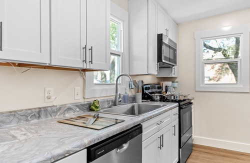 Niceville House | Remodeled Coastal Cottage Near Destin - Walk to Pickleball & Pubs