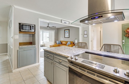 Coliseum Central House | Riverfront Fun: Quiet Home Near Hampton Coastline