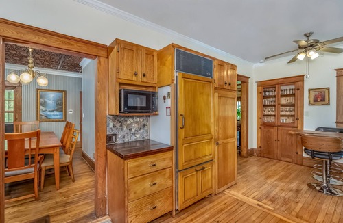 Gardiner House | Riverfront stone cottage Private dock & boats Personal spa private resort