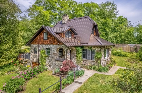 Gardiner House | Riverfront stone cottage Private dock & boats Personal spa private resort
