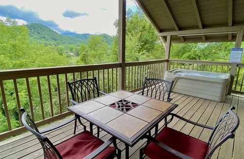 Townsend Cabin | Riverview: Free Attraction Tickets, Hot Tub, River View & Access, 5 Mins To National Park