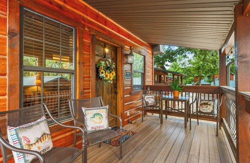 Indian Point Cabin | Romantic Lakefront Escape w/Fireplace | 3 Min SDC