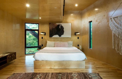 Spicewood Cabin | Romantic Tree House Rental with Soaking Tub near Austin in Spicewood, Texas