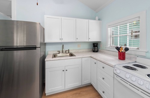 Downtown Cottage | ROYAL POINCIANA COTTAGE - Quaint Old Town location