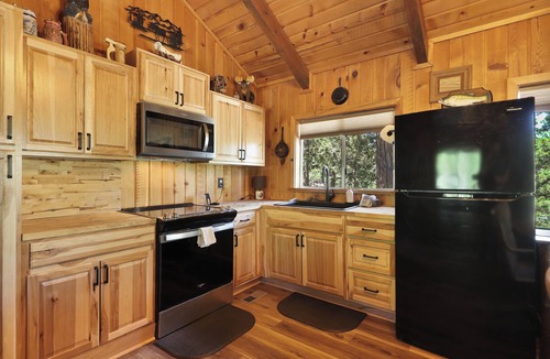 Mammoth Creek Cabin | Rustic Log Cabin | Pet-Friendly, Walk to Lake, Sleeps 6