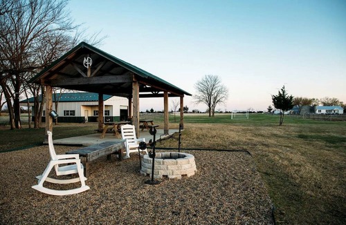 Ferris Cabin | Rustic Tiny House Rental for Weekend Getaways from Dallas