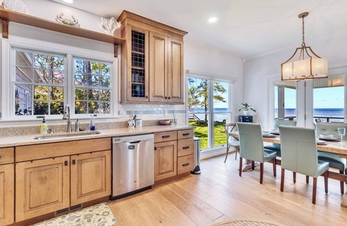 Edwardsville House | Seaglass Sands - Spacious family home - Private Beach - Kayaks - Game Room